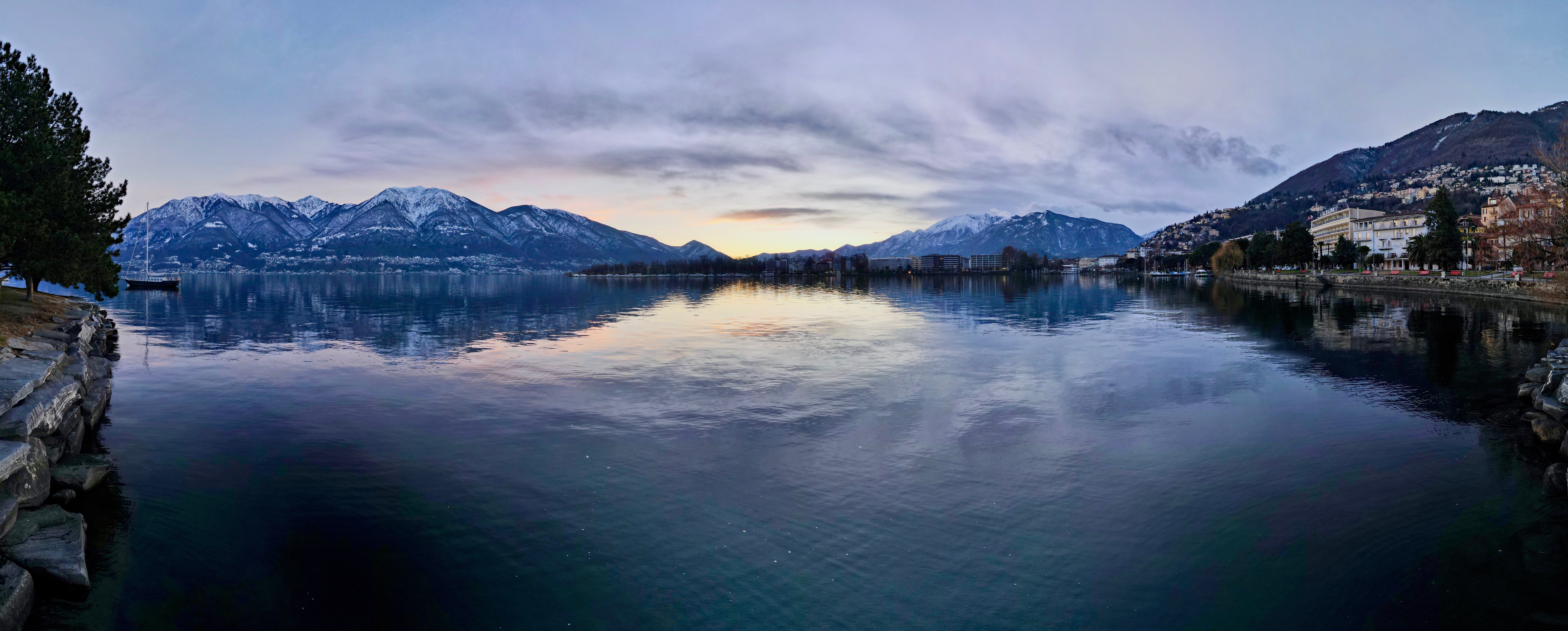Foto aerea scattata a Locarno, Ticino. Lago Maggiore e montagne innevate. 