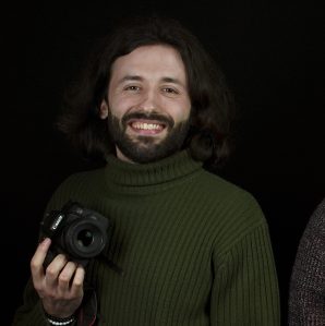 Uomo con camera in mano